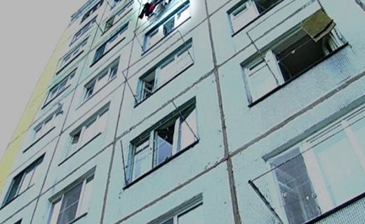 Молодая девушка из-за переписки в