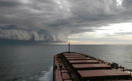 Разрушающий ураган несется на Черноморское побережье. Экстренное предупрежд ...