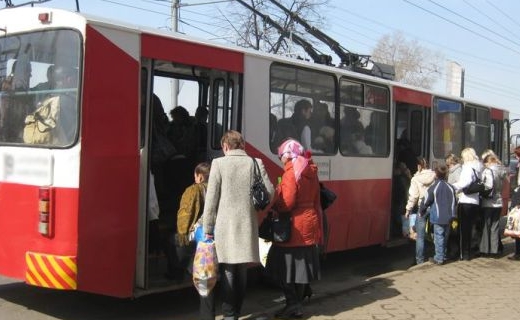 В Краснодаре неизвестный обстрелял троллейбус