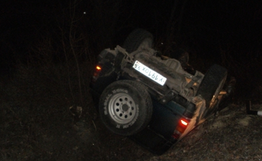 Под Крымском из-за превышения скорости опрокинулся автомобиль