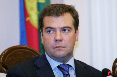 Медведев поручил сократить количество сирот в детдомах