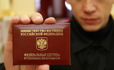 К жителю Абинска в квартиру приставы вселили его бывшую жену