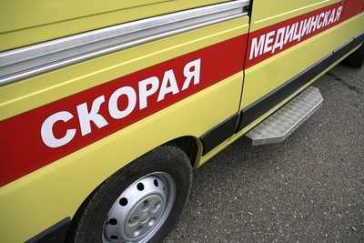 Козырек жилого дома обрушился на человека в Петрозаводске