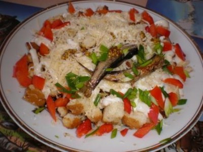 Делаем вкуснейший салат из домашних шпрот