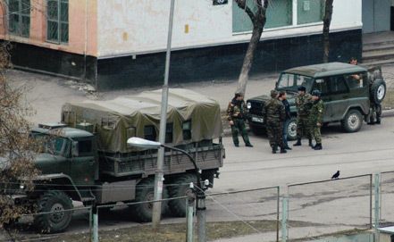 Здание следственного управления в Новом Хушете обстреляли из автомата Калаш ...
