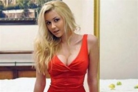 Дочь Анастасии Заворотнюк заметили в ЗАГСе
