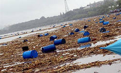 Китайским чиновникам предложили за купание в речной воде  20 тысяч долларов