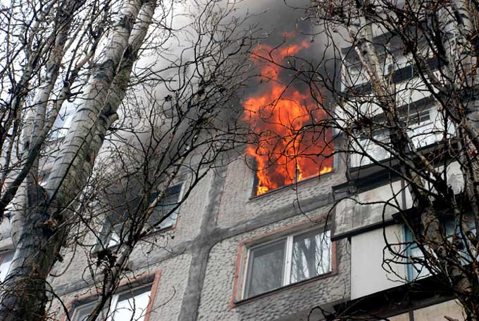 Двое детей выпрыгнули из горящей квартиры на 7-м этаже в Москве