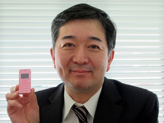 Японцы выпустили самый маленький телефон