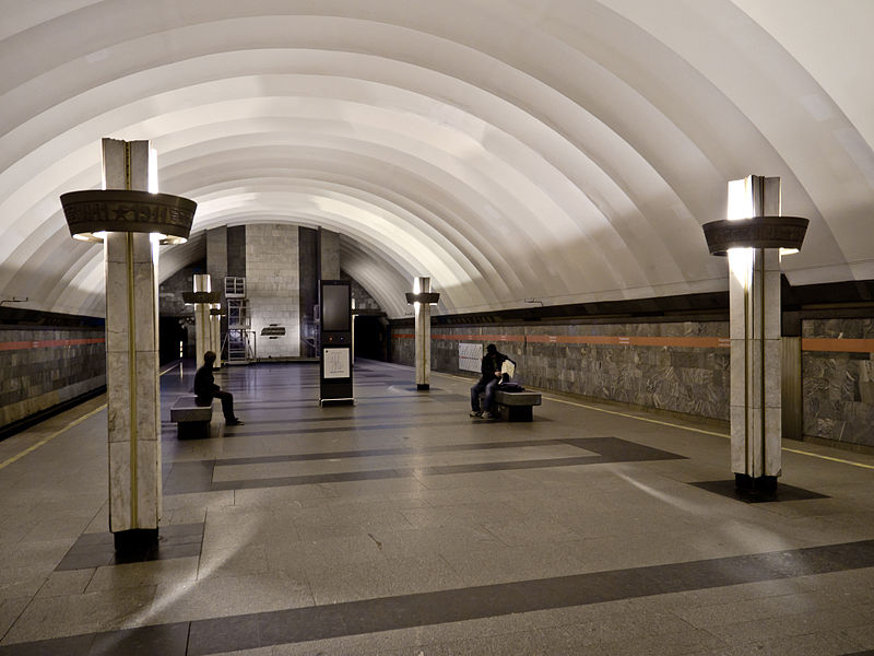 На станции метро 