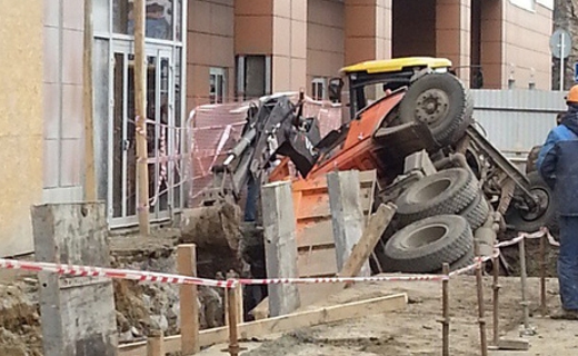 В центре Краснодара «КамАЗ» провалился в строительную траншею