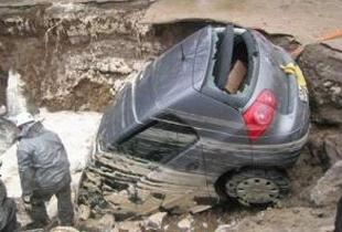 Провал грунта на МКАД: семь машин в яме с водой