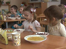 Воспитательница в Калуге била детей ложкой и заклеивала им рты