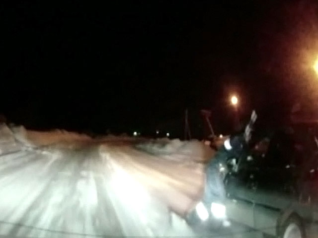 Пьяный лихач километр тащил полицейского на капоте