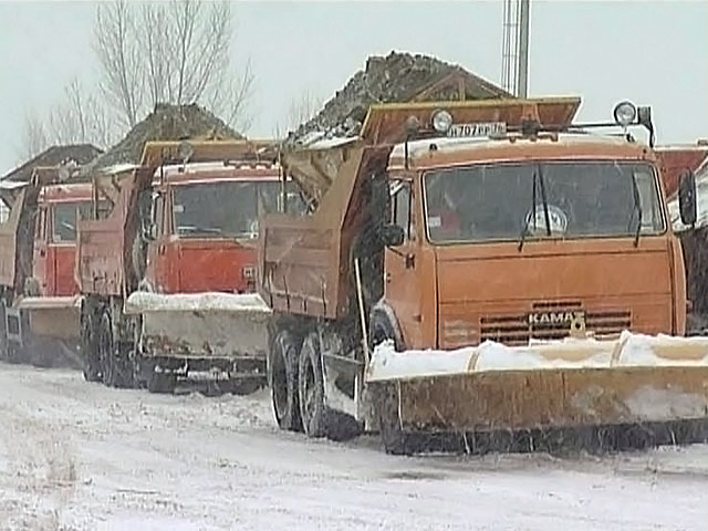 Груженый КамАЗ ушел под землю в Самаре