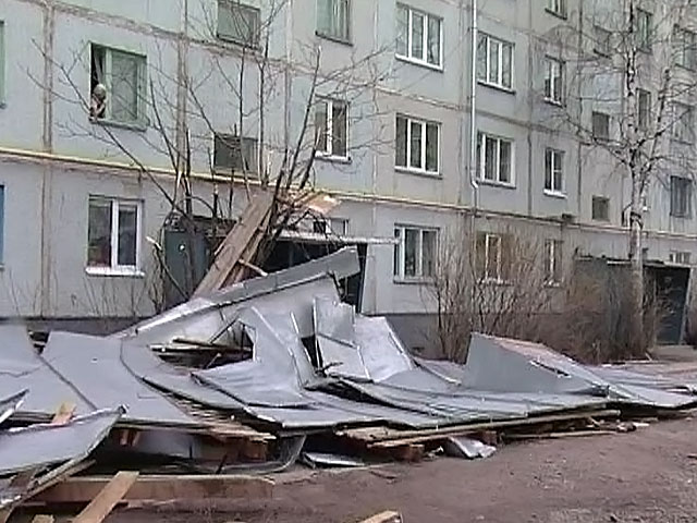 Ураган в Северо-Курильске завалил дороги и повредил дома