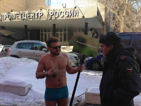 Полуголый мужчина требовал лета возле Гидрометцентра РФ