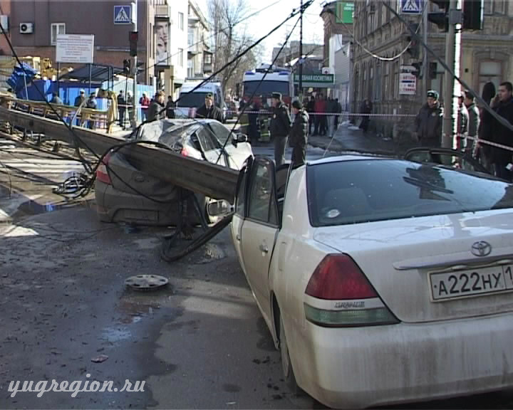 Строительный кран упал на 4 автомобиля в Ростове-на-Дону