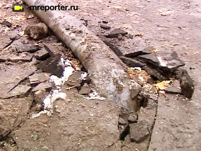 Сбитый автобусом столб покалечил людей на остановке