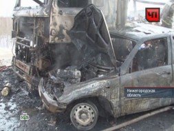 Очевидцы оставили людей погибать в покореженном авто