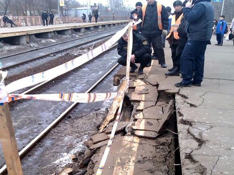 В подмосковном Долгопрудном обрушилась платформа, трое пострадавших