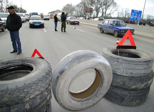 Челябинцы перекрыли дорогу грузовикам
