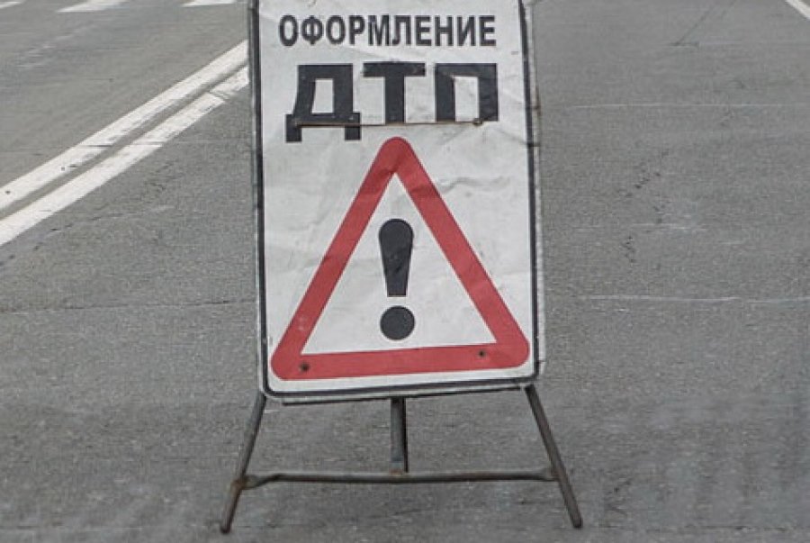 Мужчина выпал из машины и погиб под колесами грузовика