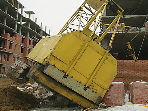 Двое рабочих погибли при падении крана под Петербургом