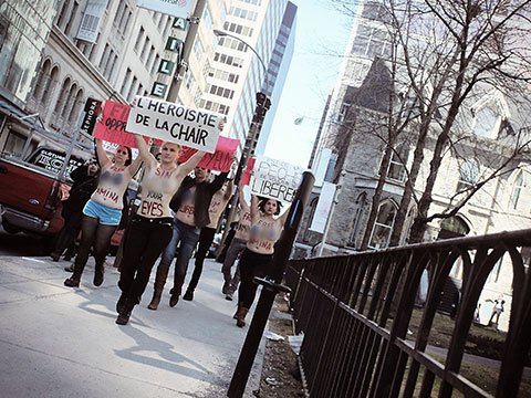 Активистки FEMEN оголились перед дипломатами