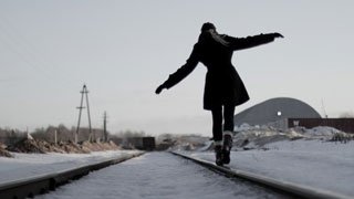 Девушка попала под поезд из-за громкой музыки в наушниках