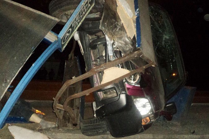 Пьяная автоледи сбила женщину вместе с остановкой