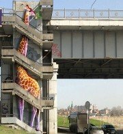 С пользой для города уличные художники изобразили жирафа.