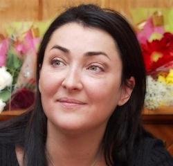 Лолита повсюду ходит со своей выпивкой