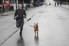 Парень убегал от полицейских, в только что, украденных кроссовках.