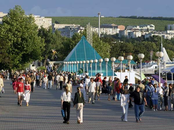 В Геленджике весна по-особенному украшена невестами и приободрена спортом.