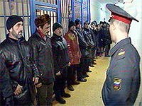 Задержаны 200 мигрантов с оружием и угнанными машинами.