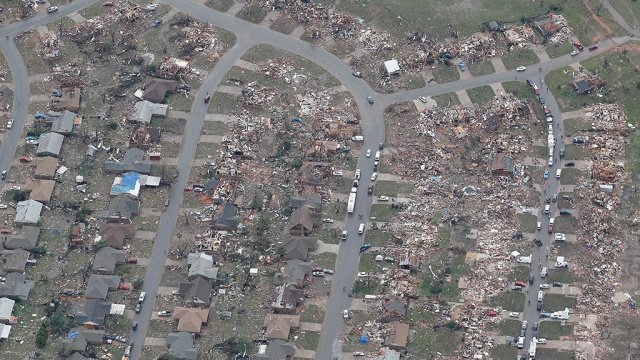Смерч со скоростью 320 км в час и воронкой 2 км полностью уничтожил город.