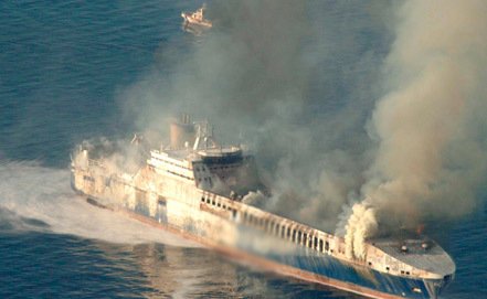 Танкер для ядохимикатов горит в Адриатическом море.