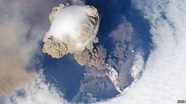 Взорвавшийся вулкан представляет опасность для авиакомпаний.