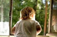 Девочка выжила после падения с четвертого этажа.