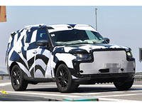Автомобиль, создающий только белую полосу жизни.