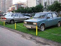Автолюбитель снял с машины бомбу и отвез в полицию.